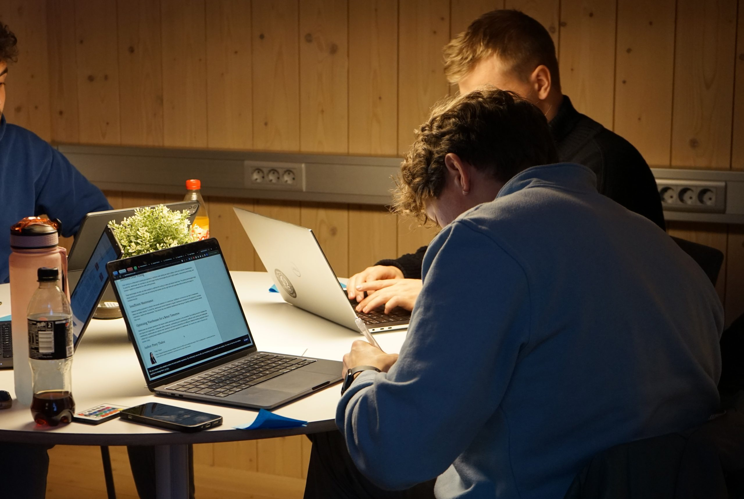 Dos ejecutivos de Element Logic y Microsoft conversando en una sala de reuniones, discutiendo sobre la colaboración estratégica para desarrollar soluciones avanzadas de optimización de almacenes.